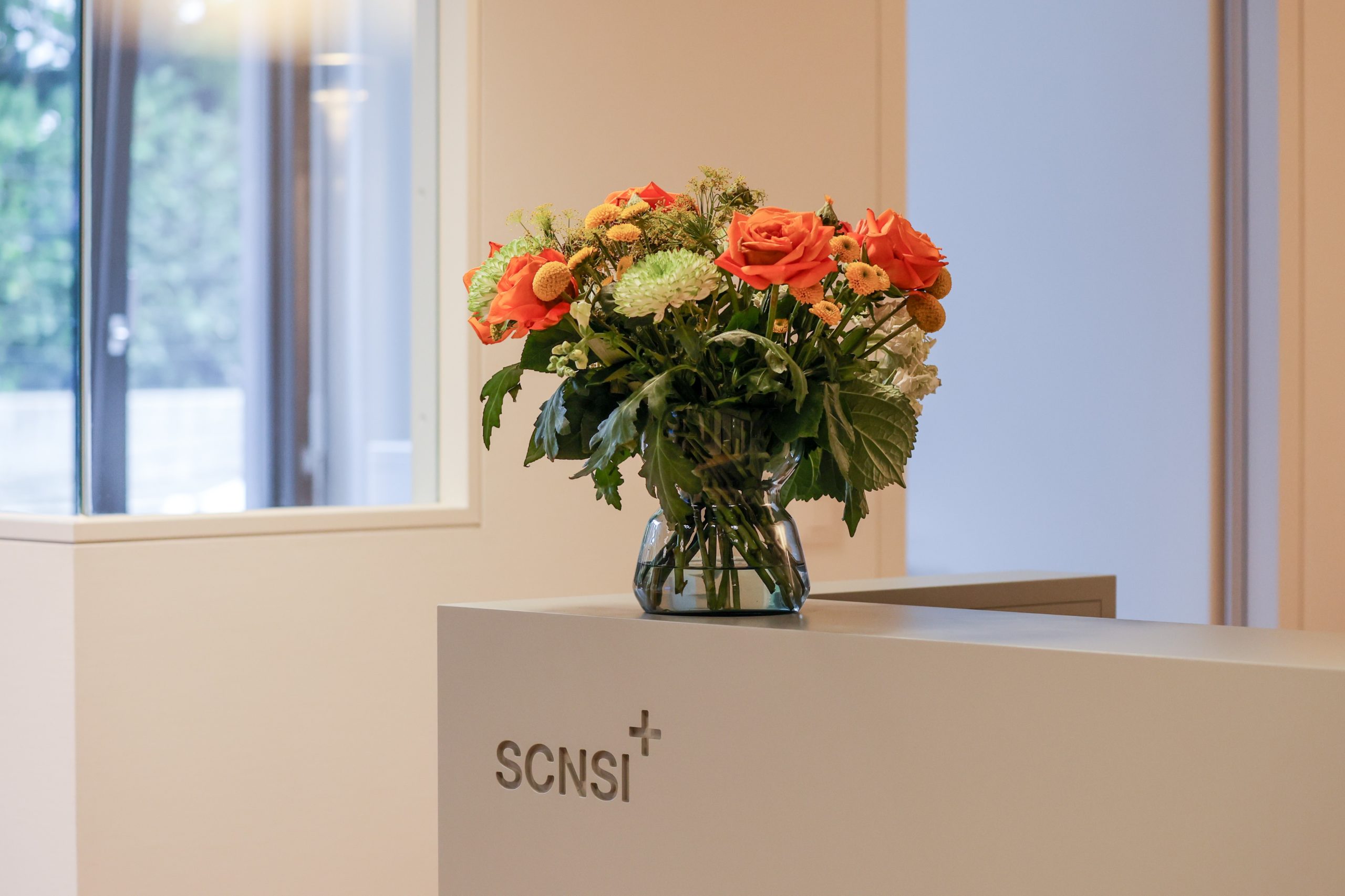 Blumenstrauss auf dem Tresen des Empfangs im SNRC